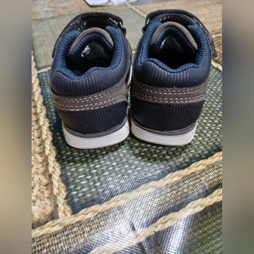 American Eagle Outfitters Kids Brown Sneakers with Navy Laces - Picture 3 of 7